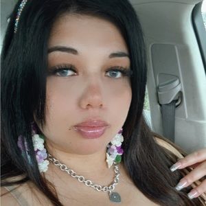 Hi I’m Chantel feel free to checkout my closet I love many of brands